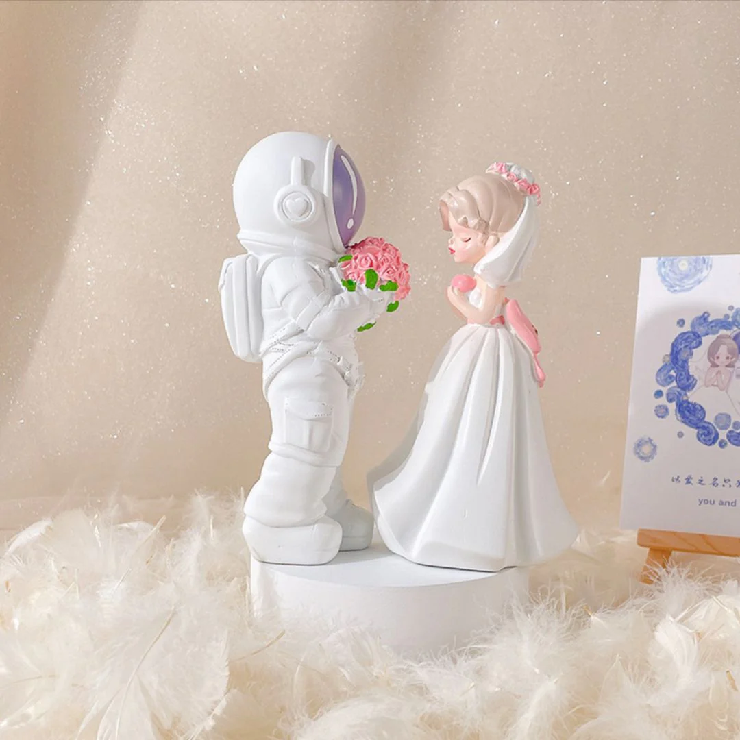 Astronaut Couple Showpiece