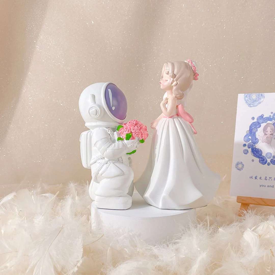 Astronaut Couple Showpiece - Image 2