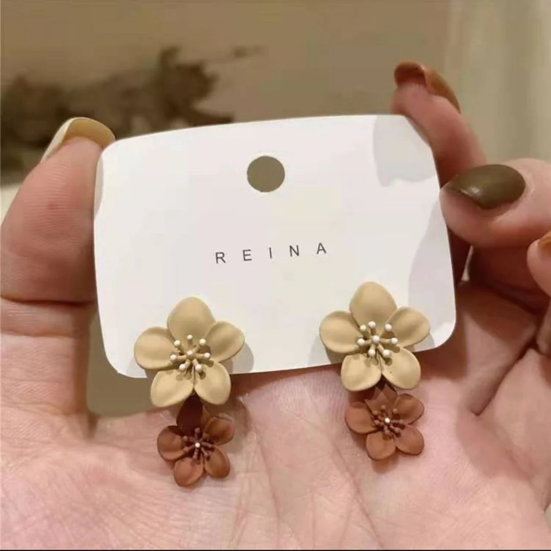 Blossom Gleam – Floral Stud Earrings - Image 4