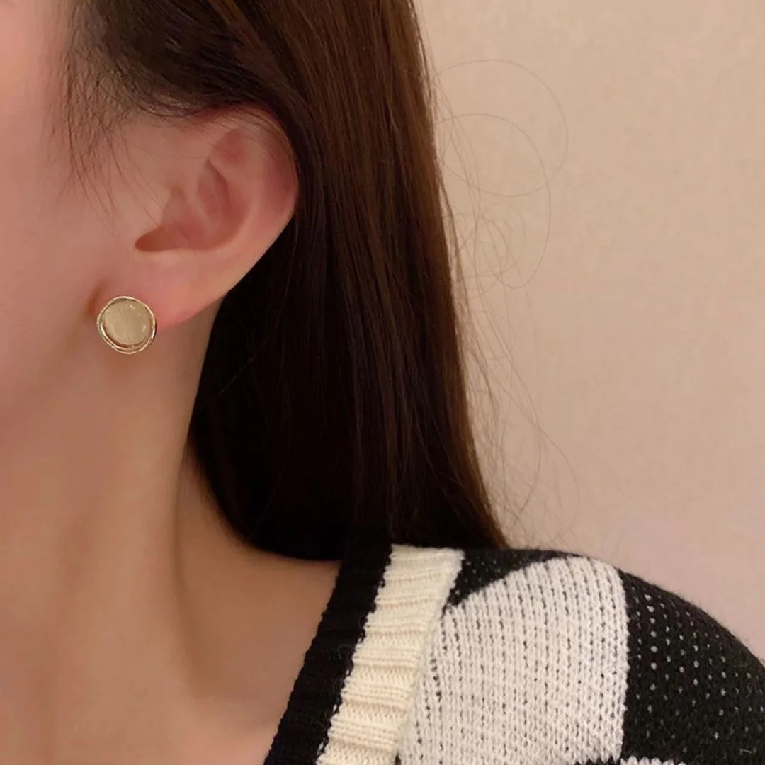 Minimalist Gold Circle Stud Earrings – Elegant Round Mother-of-Pearl Design