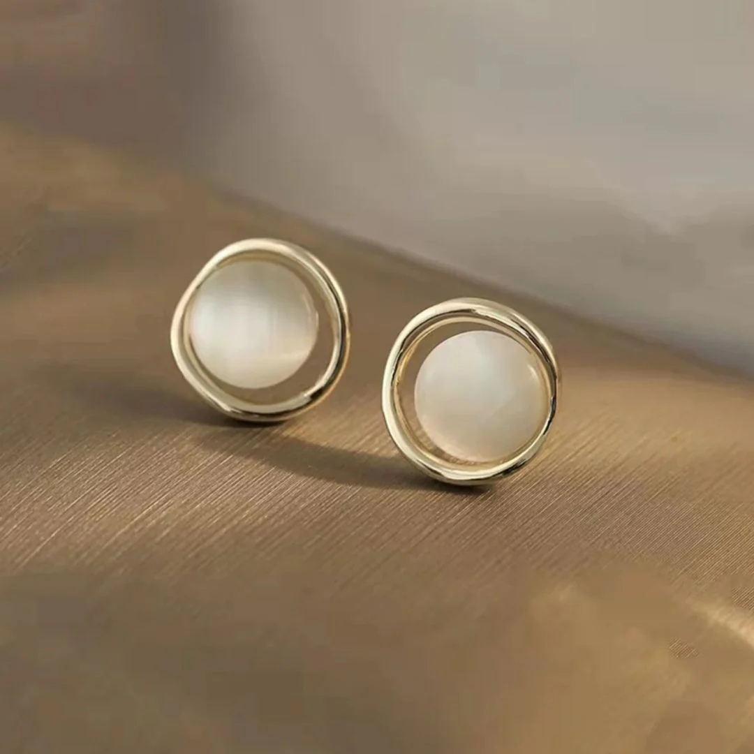 Minimalist Gold Circle Stud Earrings – Elegant Round Mother-of-Pearl Design - Image 2