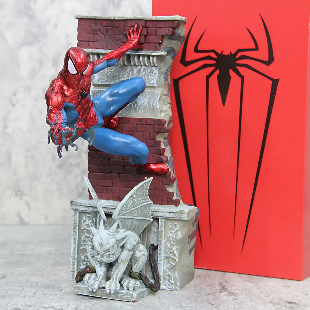 Spider-Man Statue : Scaling the Walls