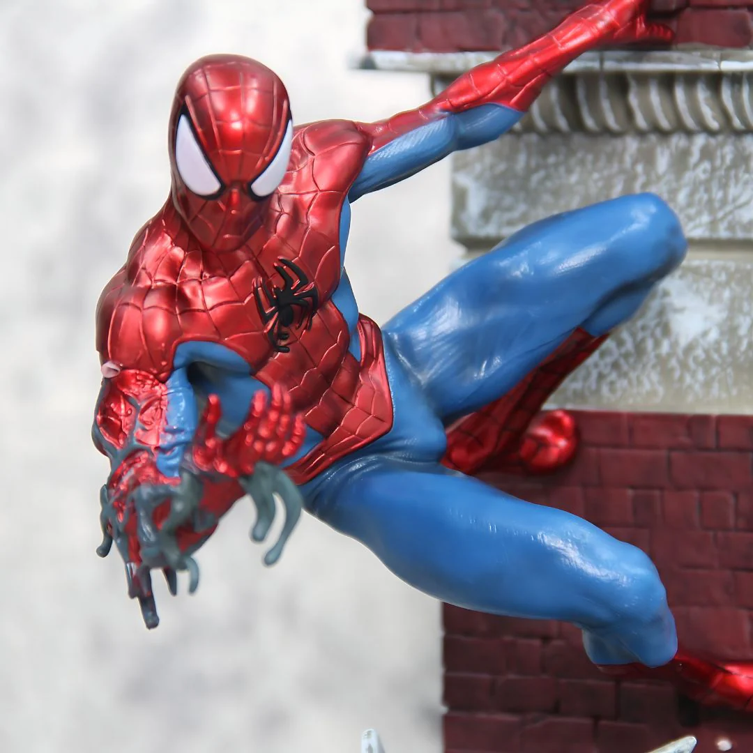 Spider-Man Statue : Scaling the Walls - Image 4