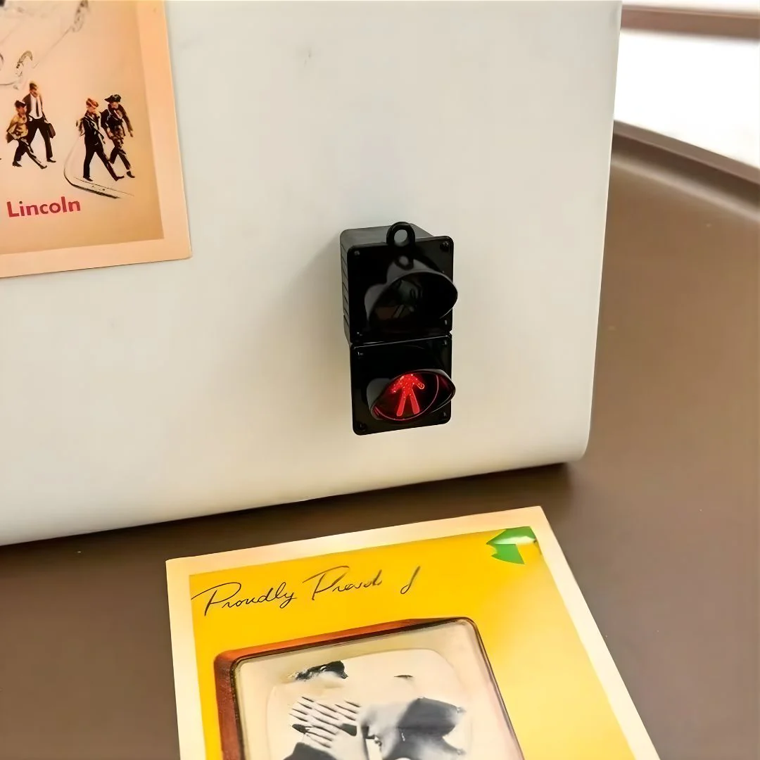 Traffic Light Keychain with LED Lights - Image 5