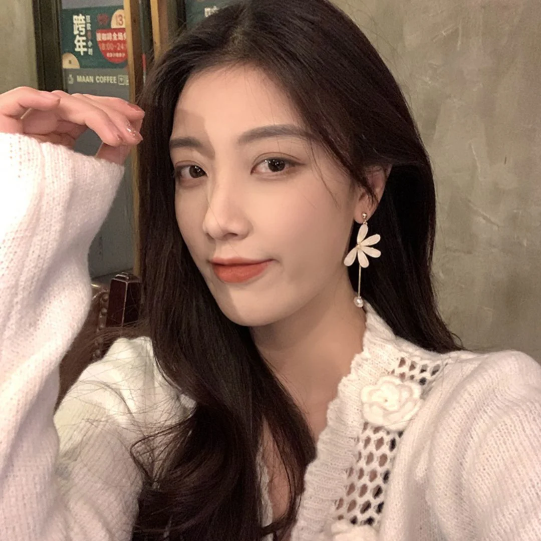Twist of Daisy – Asymmetrical Floral Drop Earrings with Pearl - Image 3